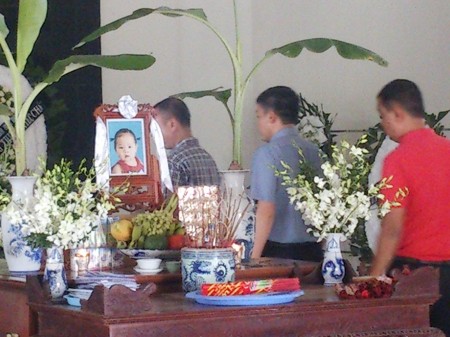 Bạn bè, người thân của bố mẹ đến viếng cháu Hương tại nhà tang lễ Bệnh viện Đức Giang. Ảnh: Tuấn Nguyễn.